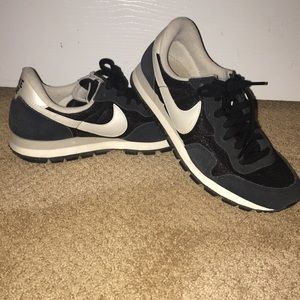 NIKE - Black and White sneakers